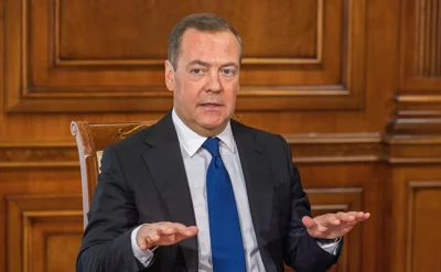 Медведев ответил Польше предупреждением о «доле радиоактивного пепла»