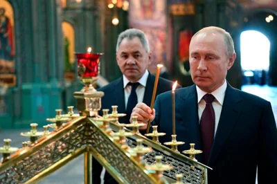 Russian President Vladimir Putin, right, with Russian Defense Minister Sergei Shoigu lights a candle after a religion service marking the 79th anniversary of the Nazi invasion of the Soviet Union, at the Cathedral in the Russian military’s main congress center  Patriot Park, outside Moscow, Russia, June 22, 2020. AP-Yonhap