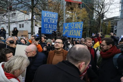 В Берлине начинается антивоенное шествие, организованное оппозиционерами Ильей Яшиным, Владимиром Кара-Мурзой и Юлией Навальной; рядом с Потсдамской площадью, откуда стартует колонна, находится около 700 человек