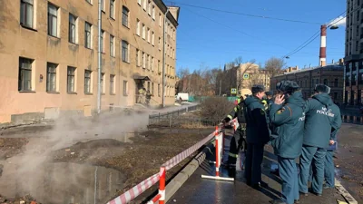 Улицу в Петербурге заволокло паром из-за прорыва трубы с горячей водой