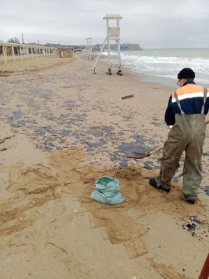 В Севастополе власти объявили региональный режим ЧС из-за выброса мазута на побережье