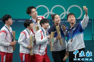 «Дипломатия пинг-понга». Спортсмены из КНДР и Южной Кореи сделали совместное селфи на Олимпиаде ФОТО