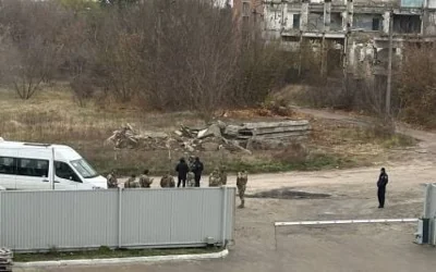 В Сеть попало видео, как мужчина в военной форме стрелял в грузчика склада, когда тот убегал