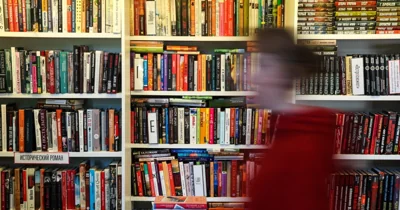 В Петербурге сотрудники прокуратуры провели проверку в книжном магазине "Подписные издания" и изъяли книги с "ЛГБТ-идеологией"