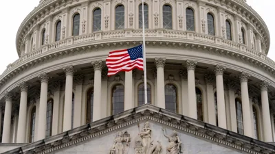 Флаг США на Капитолии в Вашингтоне. Иллюстративное фото