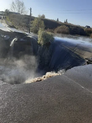 ❗️ Дамбу прорвало в Алтайском крае, разрушена дорога