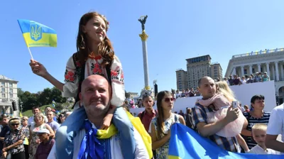 79% українців не переїхали б до США чи Європи, навіть після отримання громадянства – КМІС