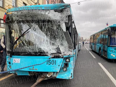 Два автобуса и машина столкнулись на площади Восстания