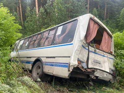 Автобус влетел в остановку с людьми в Бийске