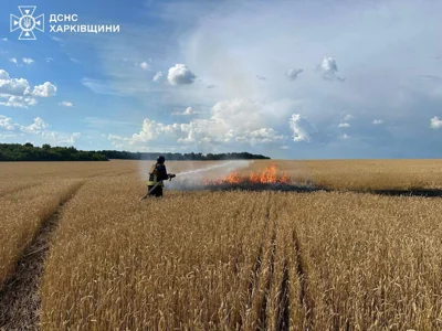 В результате вражеского обстрела пшеничного поля на Харьковщине занялся пожар