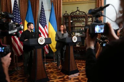 President Volodymyr Zelensky of Ukraine, left, and Vice President Kamala Harris standing at lecterns in front of American and Ukrainian flags and addressing reporters at the White House. 