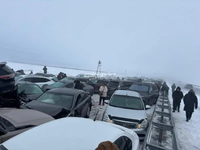 Авария с участием почти 100 автомобилей произошла в Казахстане на трассе Астана-Щучинск