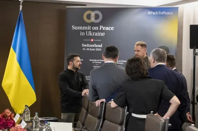 Президент Украины Владимир Зеленский (слева) проводит брифинг со своей делегацией, включая руководителя Офиса президента Андрея Ермака (справа) во время Саммита мира в Украине в Оббюргене, Швейцария, в субботу, 15 июня 2024 года