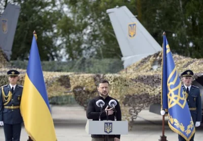 Зеленский презентовал истребители F-16 в украинском небе (фото)