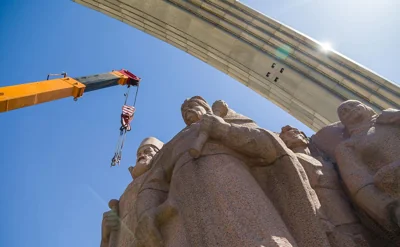 В Киеве начали демонтаж памятника «Переяславская рада»