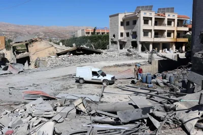 People check the destruction at the site of an Israeli overnight airstrike that targeted a house in the town of Ablah in Lebanon's Bekaa Valley,  Oct. 5. AFP-Yonhap  