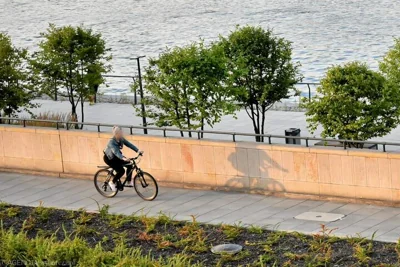 Велосипедистка на набережной Вислы. Изображение носит иллюстративный характер. Фото: Franciszek Mazur, Agencja Wyborcza.pl