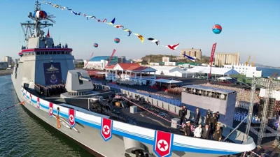 В КНДР новейший эсминец опрокинулся при спуске на воду перед Ким Чен Ыном