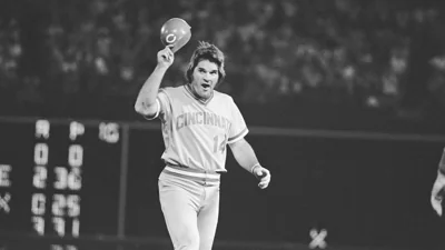 FILE - In this July 31, 1978 file photo, Cincinnati Reds third baseman Pete Rose tips his cap to the crowd after hitting in his 44th straight game in Atlanta.