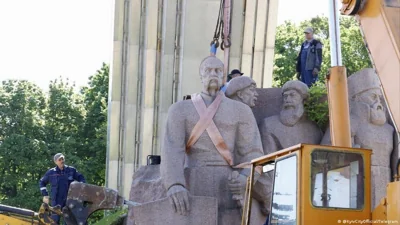 В Киеве сносят памятник в честь Переяславской рады