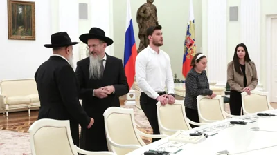 Владимир Путин на встрече с россиянами, находившимися в плену ХАМАС, призвал поблагодарить группировку за  «гуманитарный акт» их освобождения