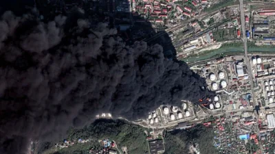 Российский НПЗ горит уже три дня