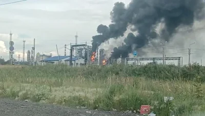 Омский нефтеперерабатывающий завод — крупнейший НПЗ в России — приостановил работу после атаки беспилотников, которая произошла 6 июля, пишет Reuters со ссылкой на два источника в нефтяной отрасли