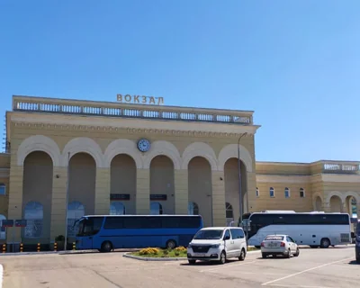 20 июня все поезда «Таврия» отправляются из Крыма только из Керчи и прибывают тоже только в этот город на востоке аннексированного полуострова, — перевозчик
