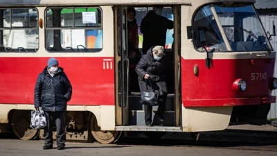 У Києві на Подолі сталася ДТП за участю трамвая, шестеро людей постраждало – КМДА