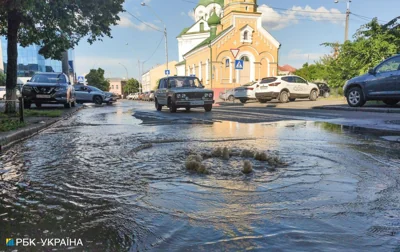 В Киеве на проспекте Науки прорвало трубу: ограничено движение транспорта