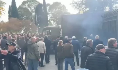 Протестующие снесли забор у здания абхазского парламента, были слышны выстрелы