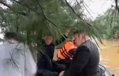 The clip then shows him quickly straightening his hair as the boat continues to navigate through the floods