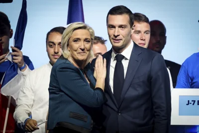 На парламентских выборах во Франции побеждают ультраправые с Марин Ле Пен. Партия Макрона третья