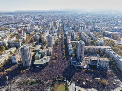 В Сербии десятки тысяч человек вышли на улицы в годовщину трагедии в Нови-Саде