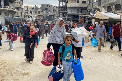 Displaced Palestinians flee areas in the northern Gaza Strip following an Israeli evacuation order