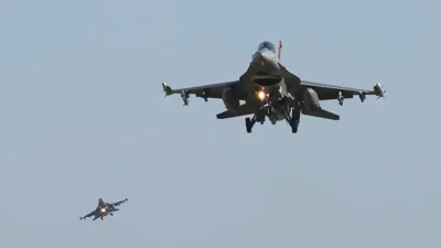 Винищувачі F-16 США пролітають над американською авіабазою «Осан» під час об’єднаних навчань США та Південної Кореї в Пхентеку, 4 грудня 2017 року