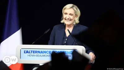 French election: Macron urges alliance to head off far right