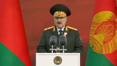Лукашенко рассказал на параде, как беларусы звонят в военкоматы из-за ситуации на границе
