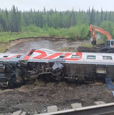 В Коми при сходе вагонов пассажирского поезда погибли 2 человека, пострадали 40