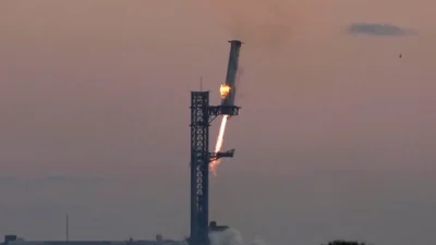 SpaceX запустила корабель Starship і успішно приземлила прискорювач на космодром