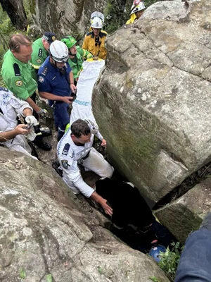 The woman and the rescue team 