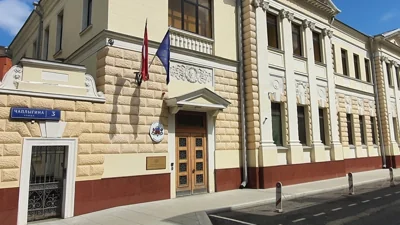 Россия высылает двух латвийских дипломатов в качестве "ответной меры". Ранее Латвия объявила персонами нон грата сотрудников посольства РФ