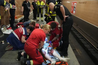 Чоловіка, який впав під потяг в метро деблокували, рух відновлено