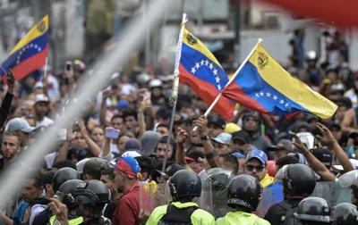 Газ, стрельба и водометы. Венесуэлу охватили протесты против Мадуро: что происходит