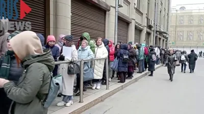 В Москве к администрации Путина пришли сотни людей, чтобы опротестовать законопроект об убийстве бездомных животных
