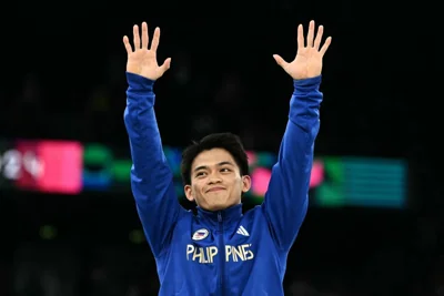 Philippines' Carlos Edriel Yulo celebrates winning the gold medal during the podium ceremony for the artistic gymnastics men's vault event of the Paris 2024 Olympic Games at the Bercy Arena in Paris, on August 4, 2024. (Photo by Lionel BONAVENTURE / AFP)