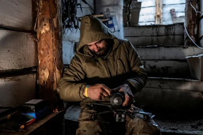 FILE PHOTO: A serviceman of Da Vinci Wolves Separate Mechanized Battalion, named after Dmytro Kotsiubailo, of the 59th mechanized brigade of the Ukrainian Armed Forces, attaches a shell to a first-person view (FPV) drone at his front line position, amid Russia's attack on Ukraine, near the town of Pokrovsk in Donetsk region, Ukraine October 20, 2024. REUTERS/Viacheslav Ratynskyi/File Photo