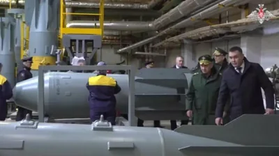 Тогда еще министр обороны Сергей Шойгу осматривает производство авиабомб, февраль 2024 г. Фото: Минобороны РФ
