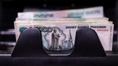 РБК: гражданам "недружественных" стран стали блокировать счета в РФ