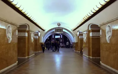 В Киеве частично остановили движение по красной ветке метро: человек упал на путя